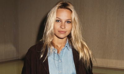 Wzorem Pameli Anderson z lat 90. koszule jeansowe nosimy z jasnymi jeansami