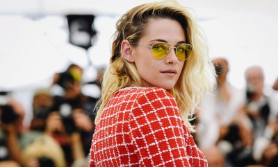 Sekret świetnego stylu Kristen Stewart? Chanel na czerwonym dywanie, ogrodniczki na co dzień