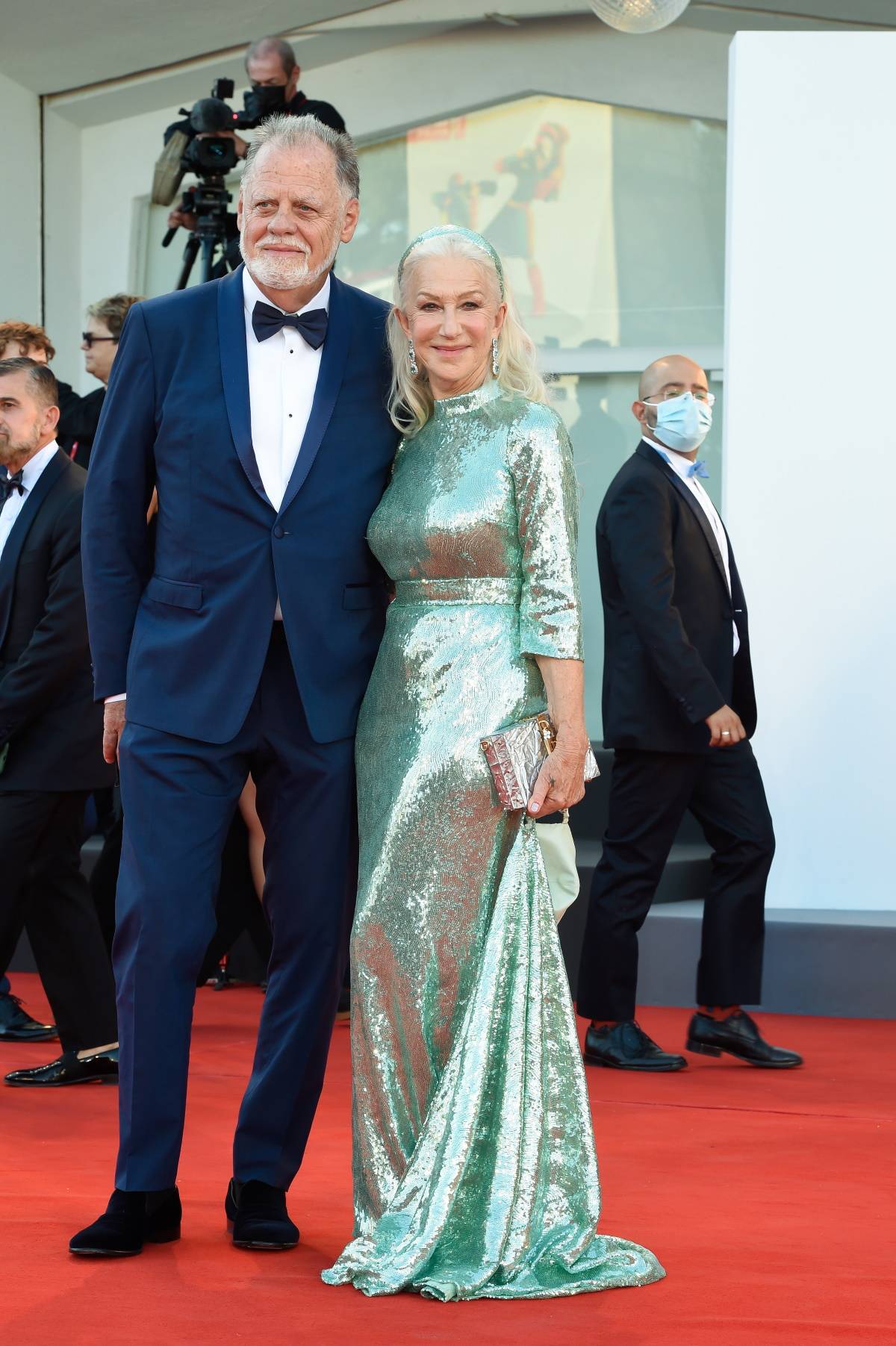 Helen Mirren z mężem na Międzynarodowym Festiwalu Filmowym w Wenecji w 2021 roku, w sukni Dolce & Gabbana