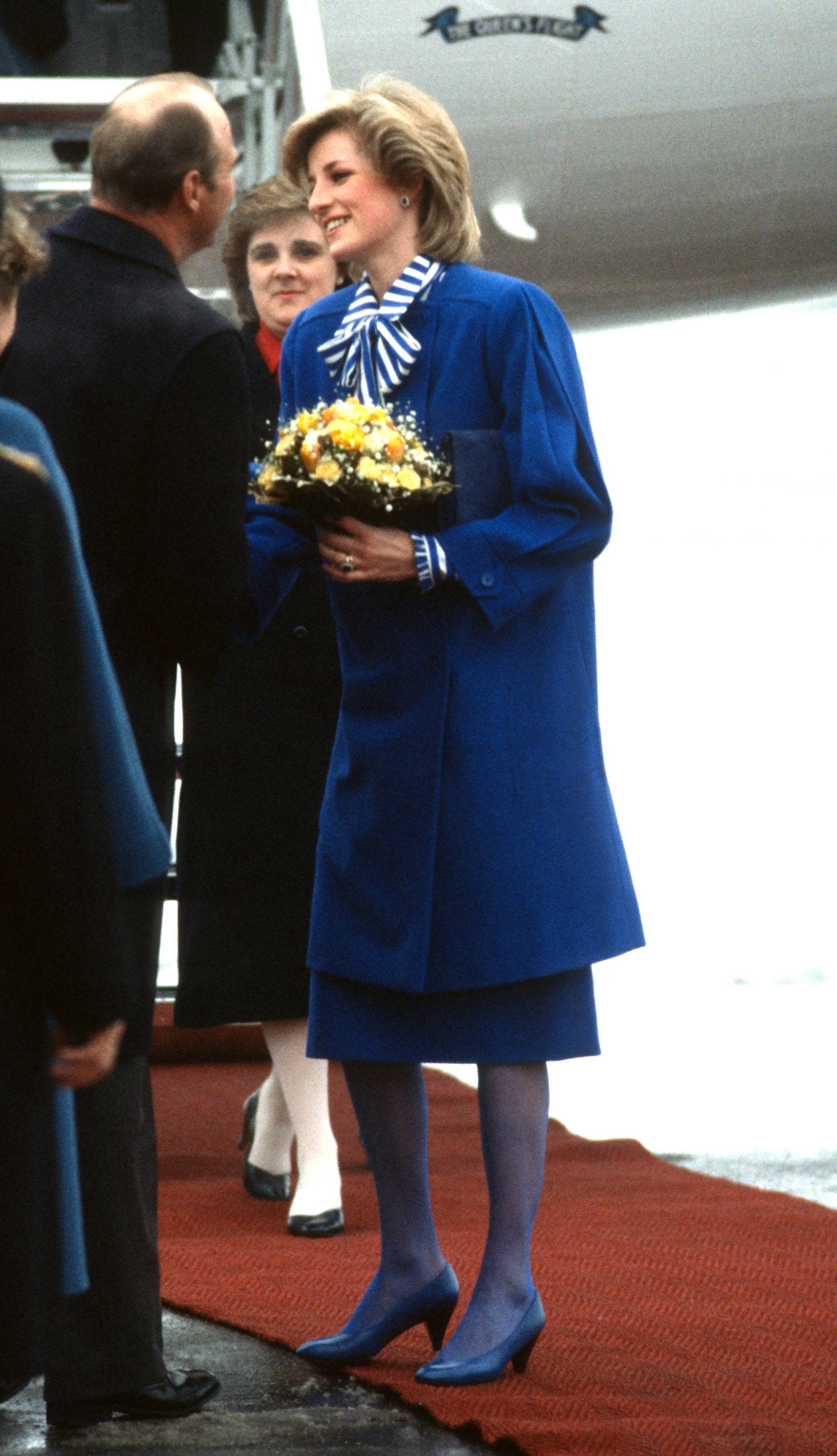 Księżna Diana zaprezentowała się w 1984 r. w kobaltowym total looku składającym się z kostiumu, rajstop i czółenek. (Fot. Getty Images)