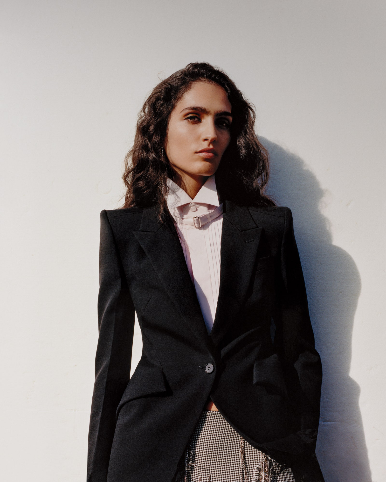 DOBRZE DOPASOWANE Modelka Sara Caballero ma na sobie projekt McQueen; alexander mcqueen.com. (Fot. Addy Campbell)