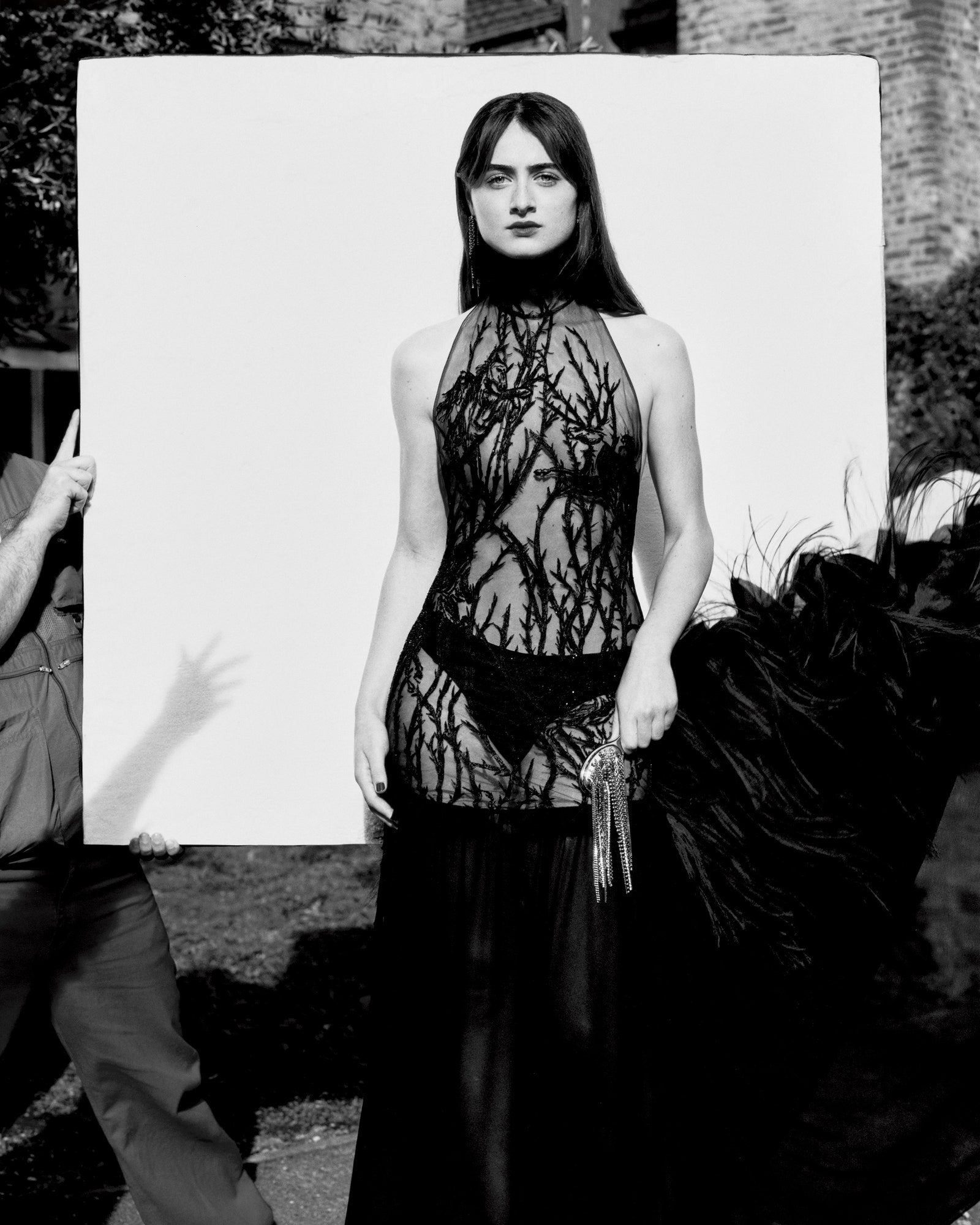 CZYSTA SIŁA Aktorka Raffey Cassidy, widziana w filmie „The Brutalist”, ma na sobie wyszywaną tiulem suknię McQueena z odkrytymi ramionami; alexander mcqueen.com, Fashion Editor: IB Kamara.