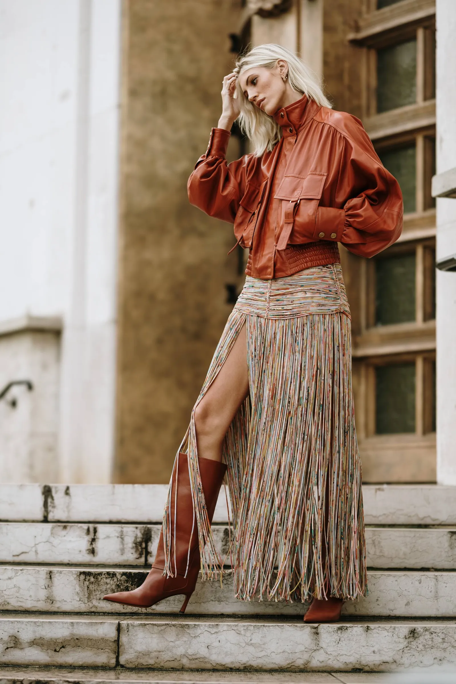 Fuzja estetyk wykracza poza czerń, a street style doskonale to rozumie (Fot. Spotlight.Launchmetrics)