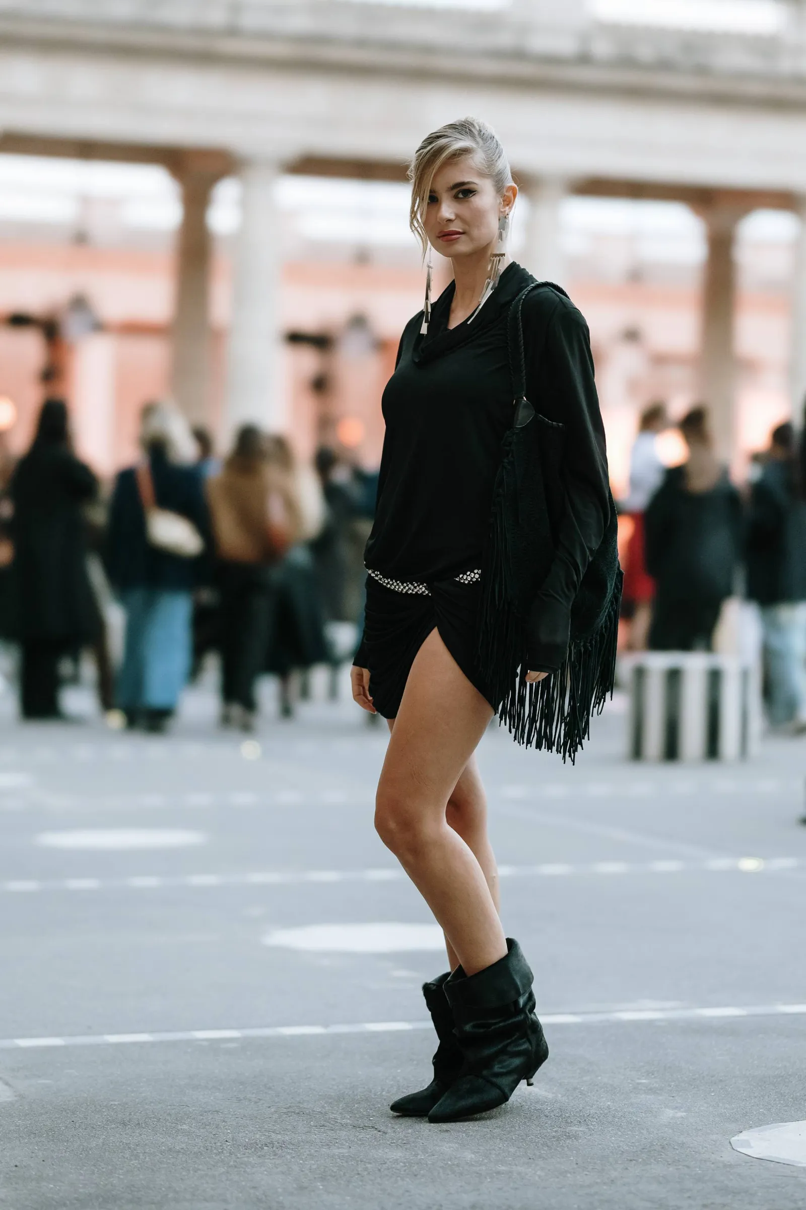 Torebki z frędzlami to cenny dodatek do stylu moto boho (Fot. Spotlight.Launchmetrics)