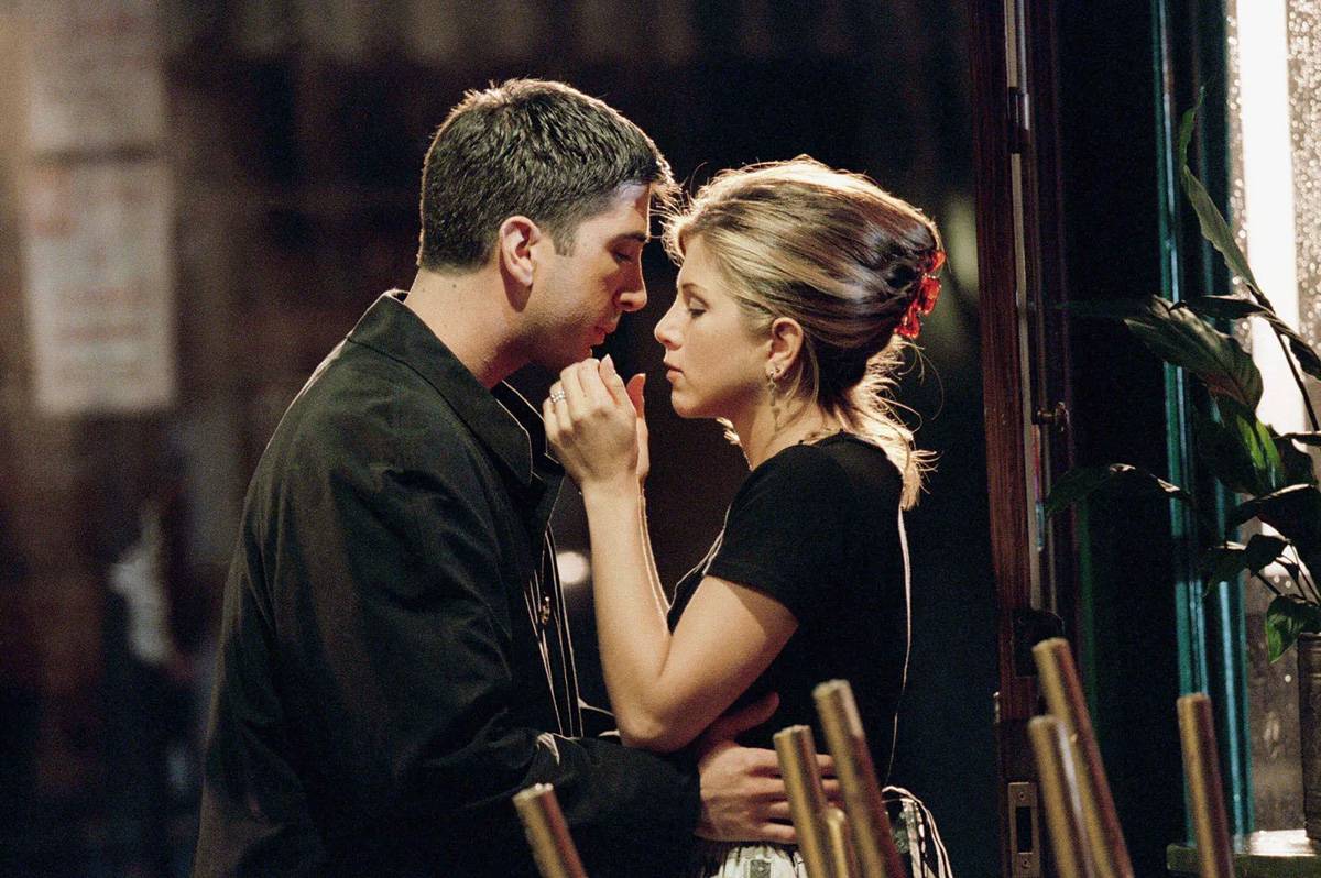 Jennifer Aniston na planie serialu „Przyjaciele” z szylkretową spinką we włosach Fot. Getty Images