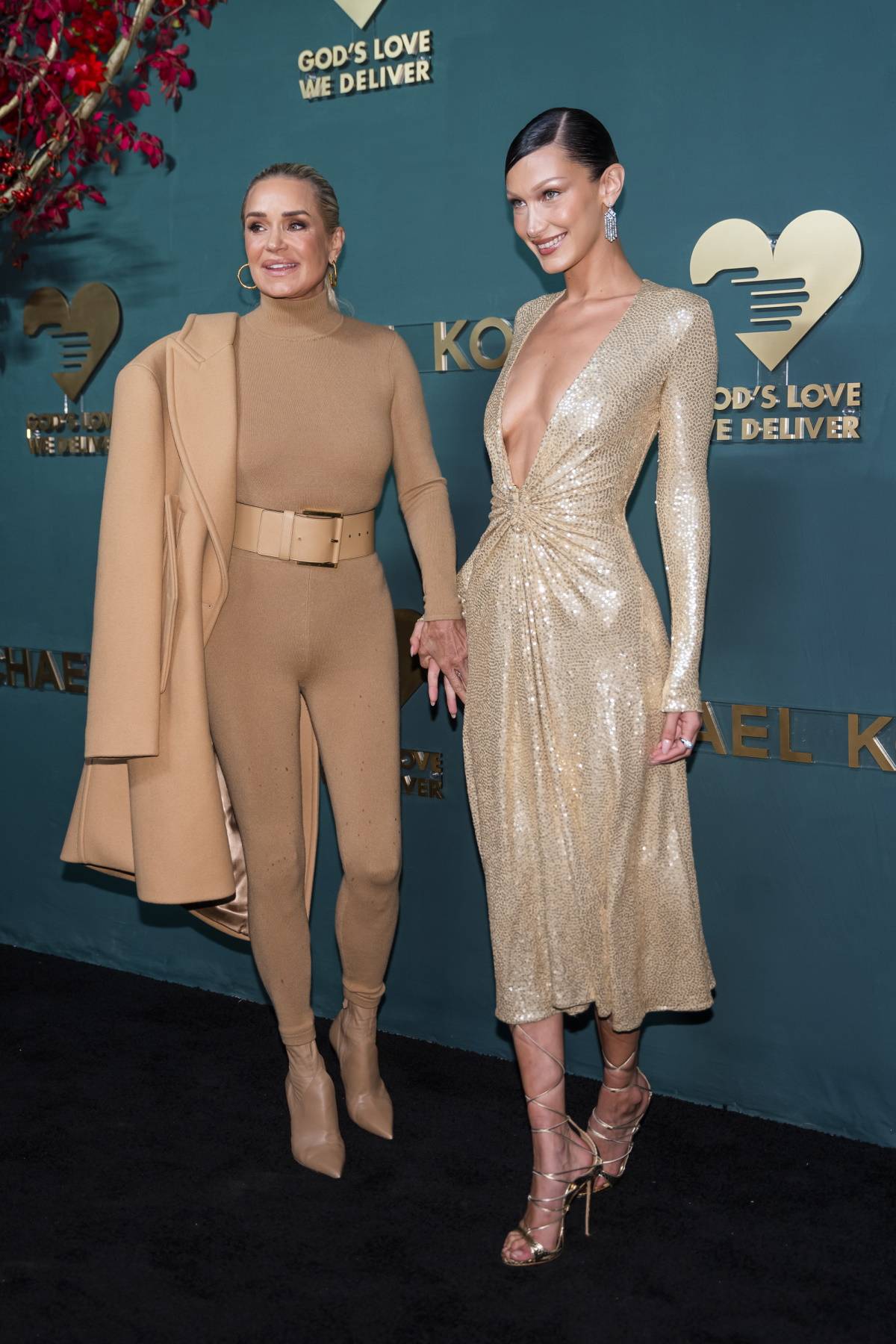 Yolanda Hadid i Bella Hadid na gali Golden Heart Awards w Nowym Jorku (Fot. Getty Images)