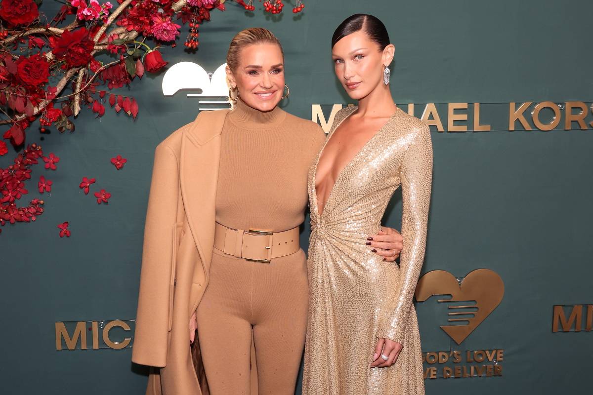 Yolanda Hadid i Bella Hadid na gali Golden Heart Awards w Nowym Jorku (Fot. Getty Images)