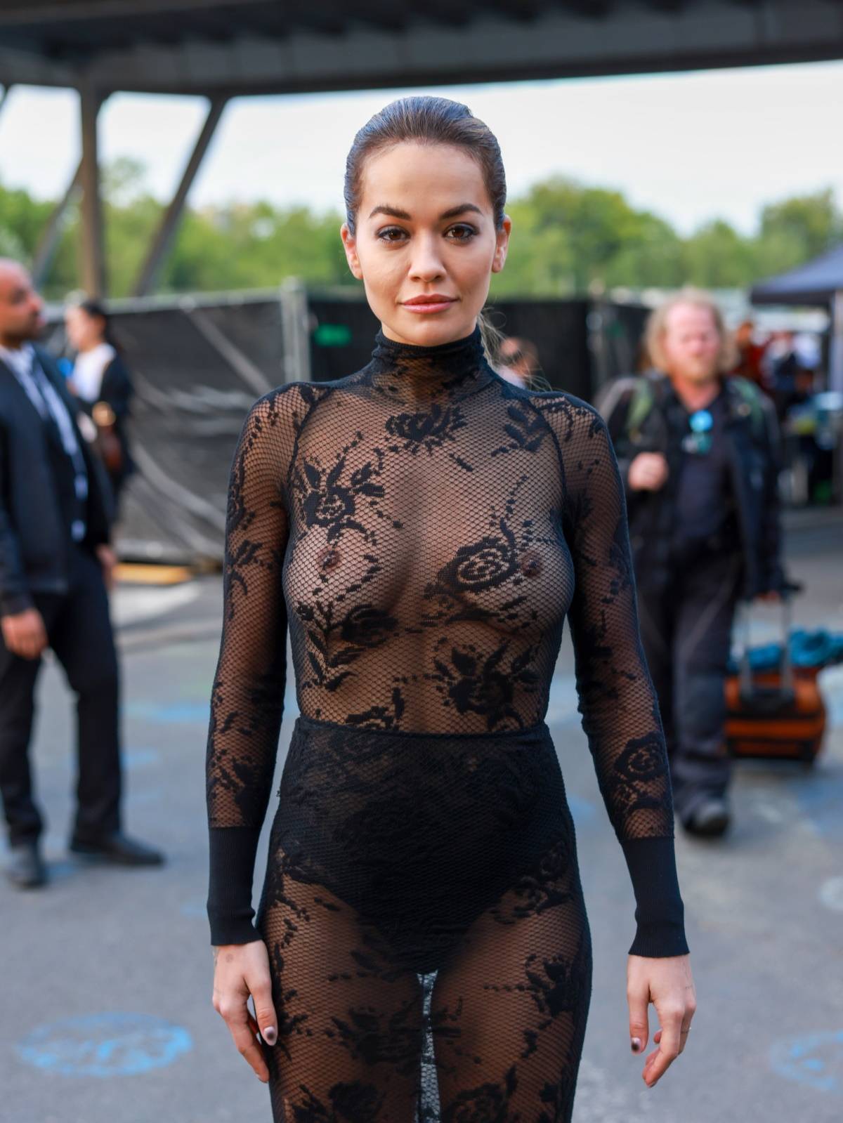 Rita Ora pojawiła się na paryskim pokazie marki Alaïa w koron-kowej naked dress.