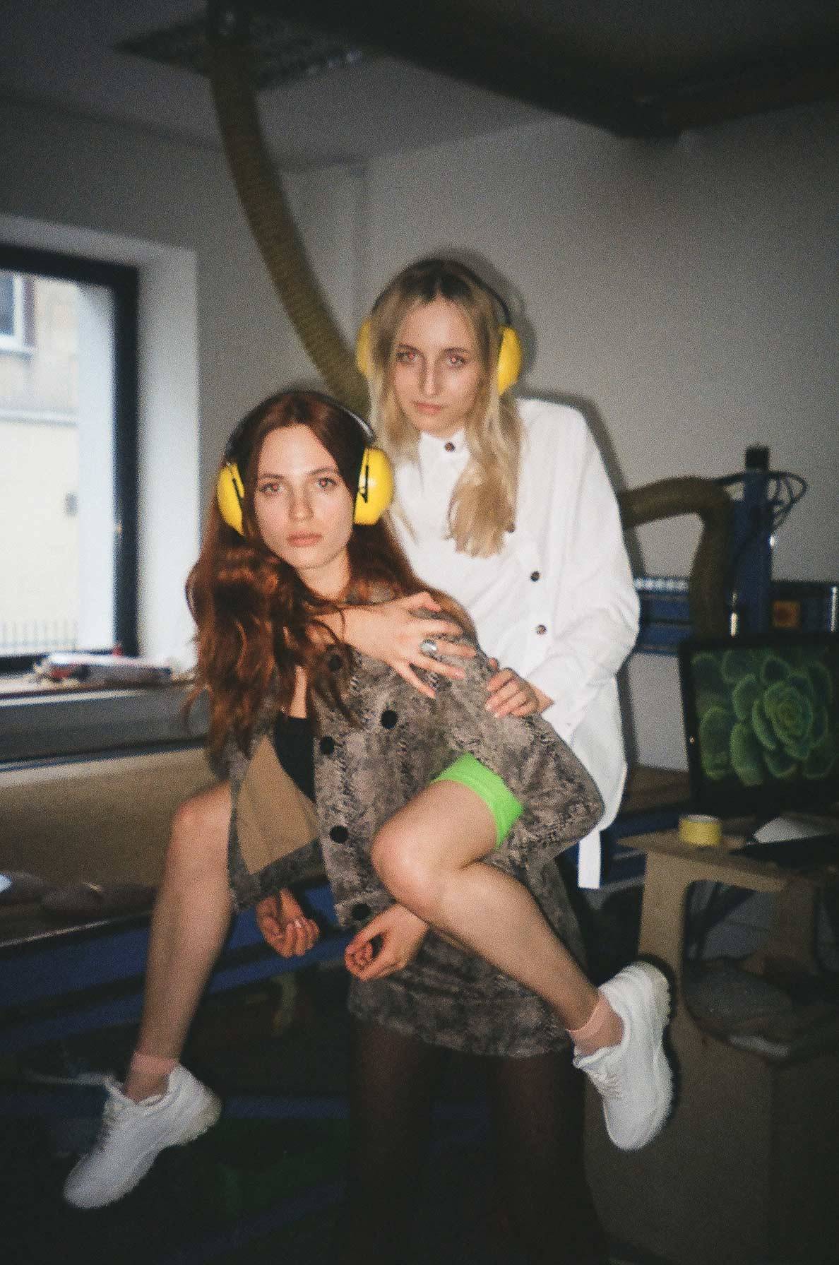 Julia i Weronika Banaś.W projekcie #evREbadi wykorzystano ubrania Reserved. (Fot. Dawid Nickel)