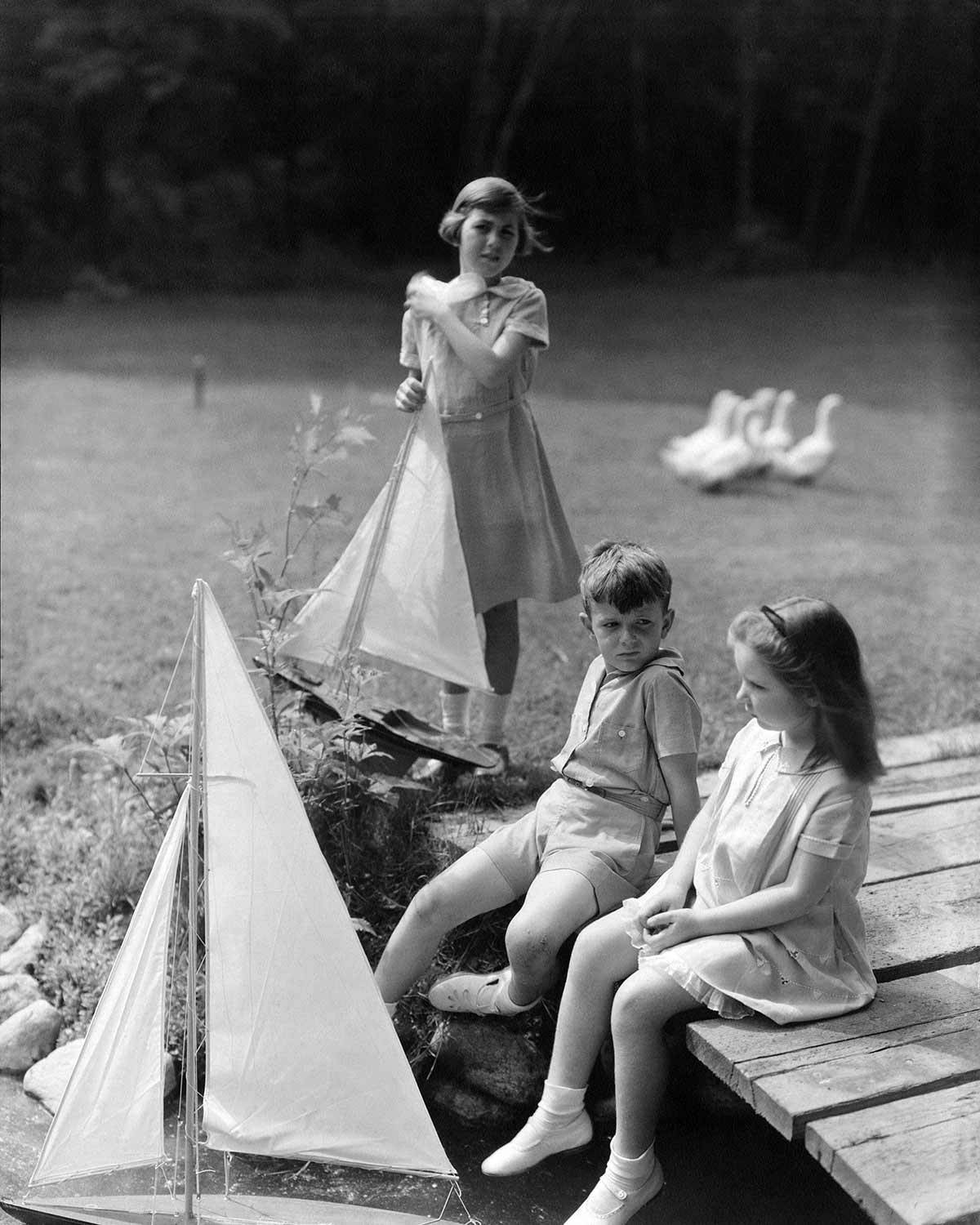 Carmel Snow jako dziecko (na pomoście po prawej), 1932 (Fot. Horst P. Horst / Contributor)