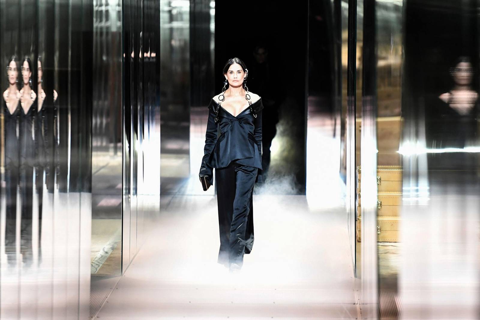Demi Moore na pokazie haute couture domu mody Fendi (Fot. STEPHANE DE SAKUTIN/AFP/East News)