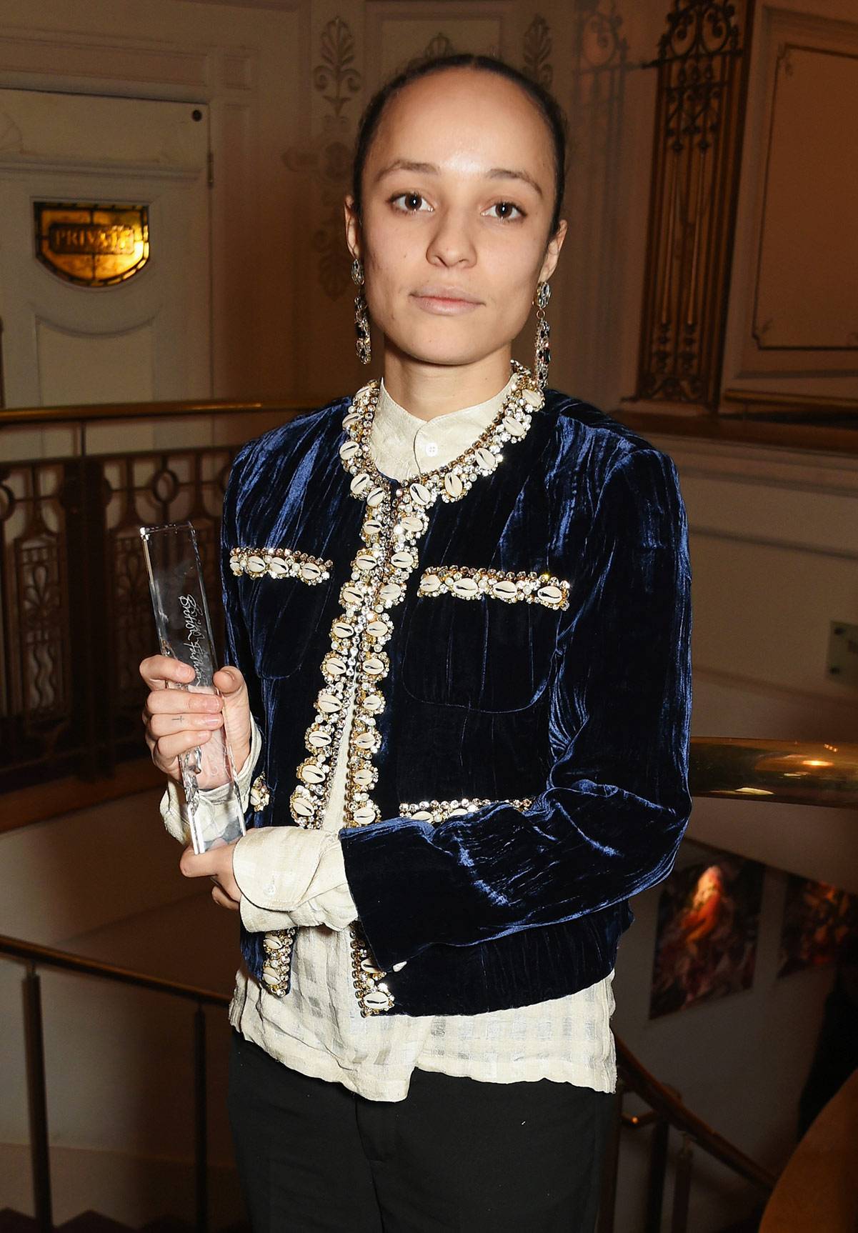 Grace Wales Bonner, ze statuetką British Fashion Awards 2015 (Fot David M. Benett/Dave Benett/Getty Images)