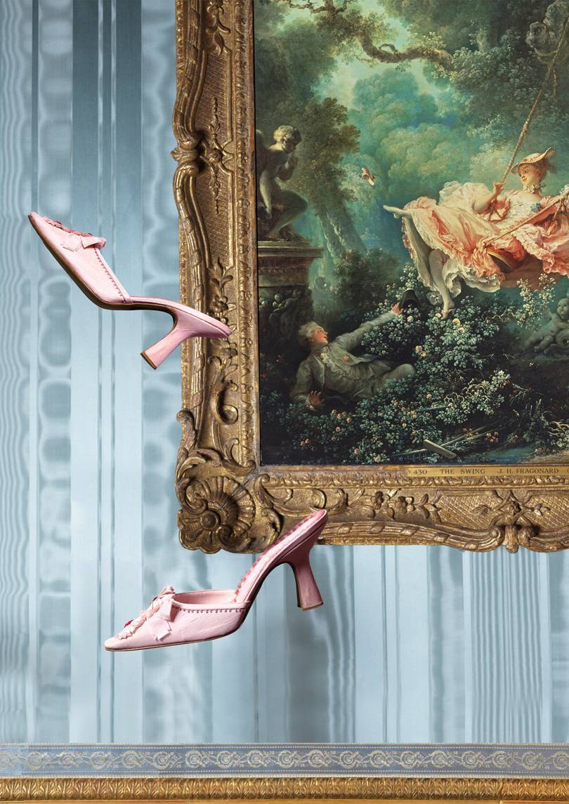 Para butów i olej na płótnie Huśtawka autorstwa Jeana-Honorégo Fragonarda na wystawie Wnikliwy umysł: Manolo Blahnik w muzeum Wallace Collection (Fot. muzeum Wallace Collection)
