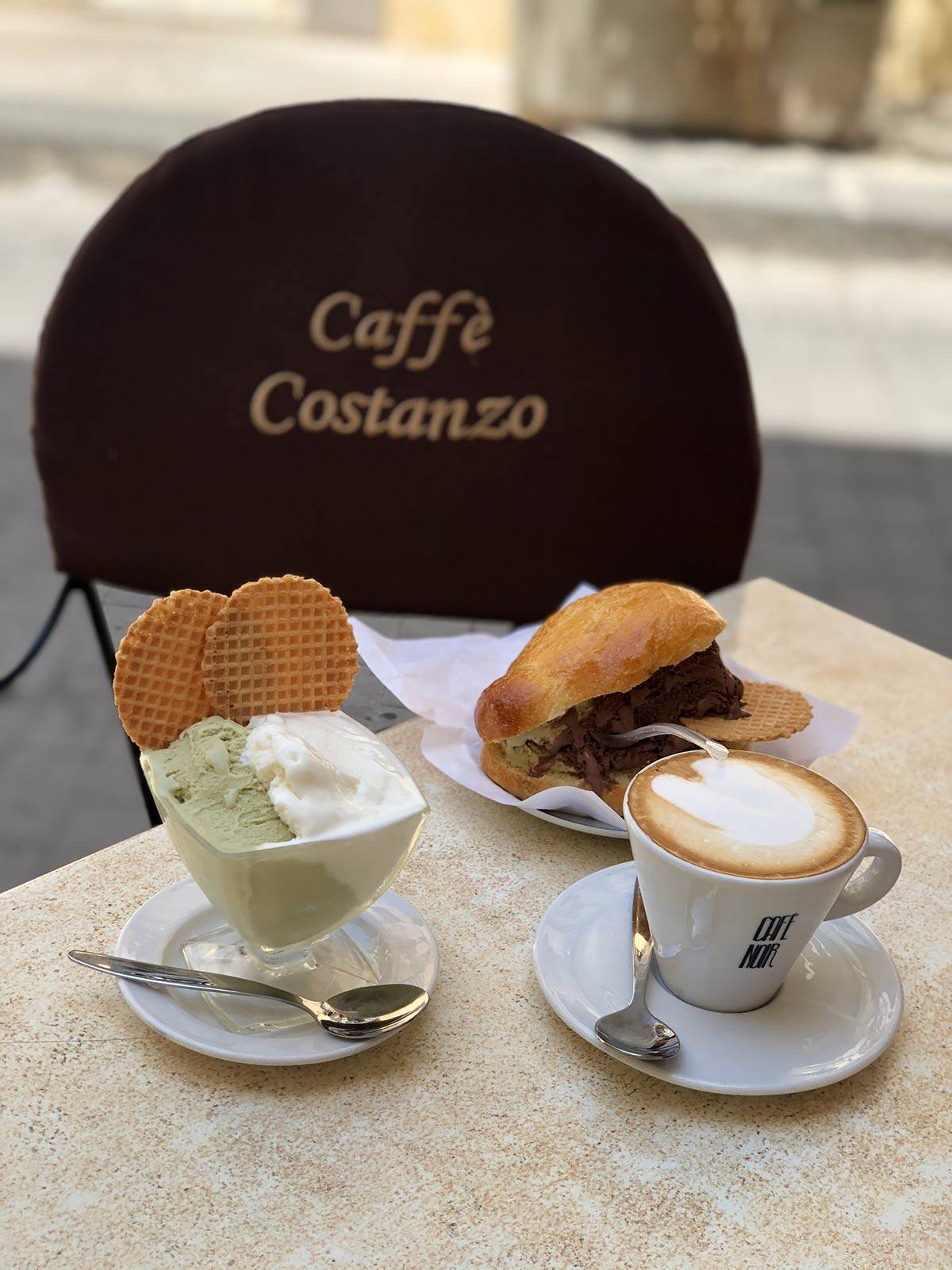 Caffe Costanzo i tradycyjne lody w brioche, Noto (Fot. Archiwum prywatne)