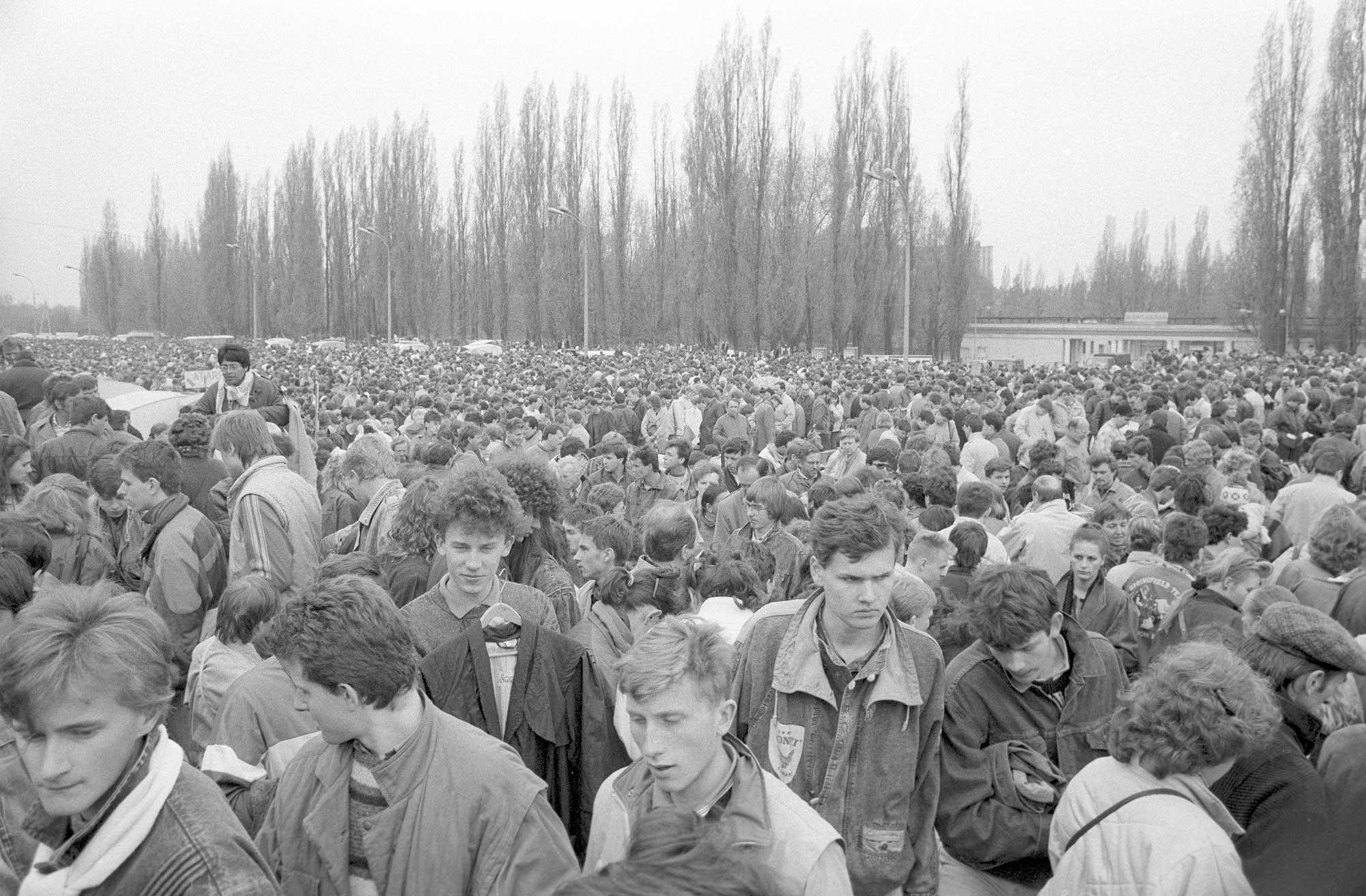 Giełda na stadionie Skra, 04.1989 (PAP/Cezary Słomiński)