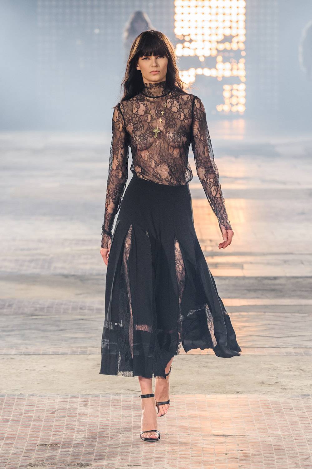 Rockowe koronki (Fot. Filip Okopny/Fashion Images)