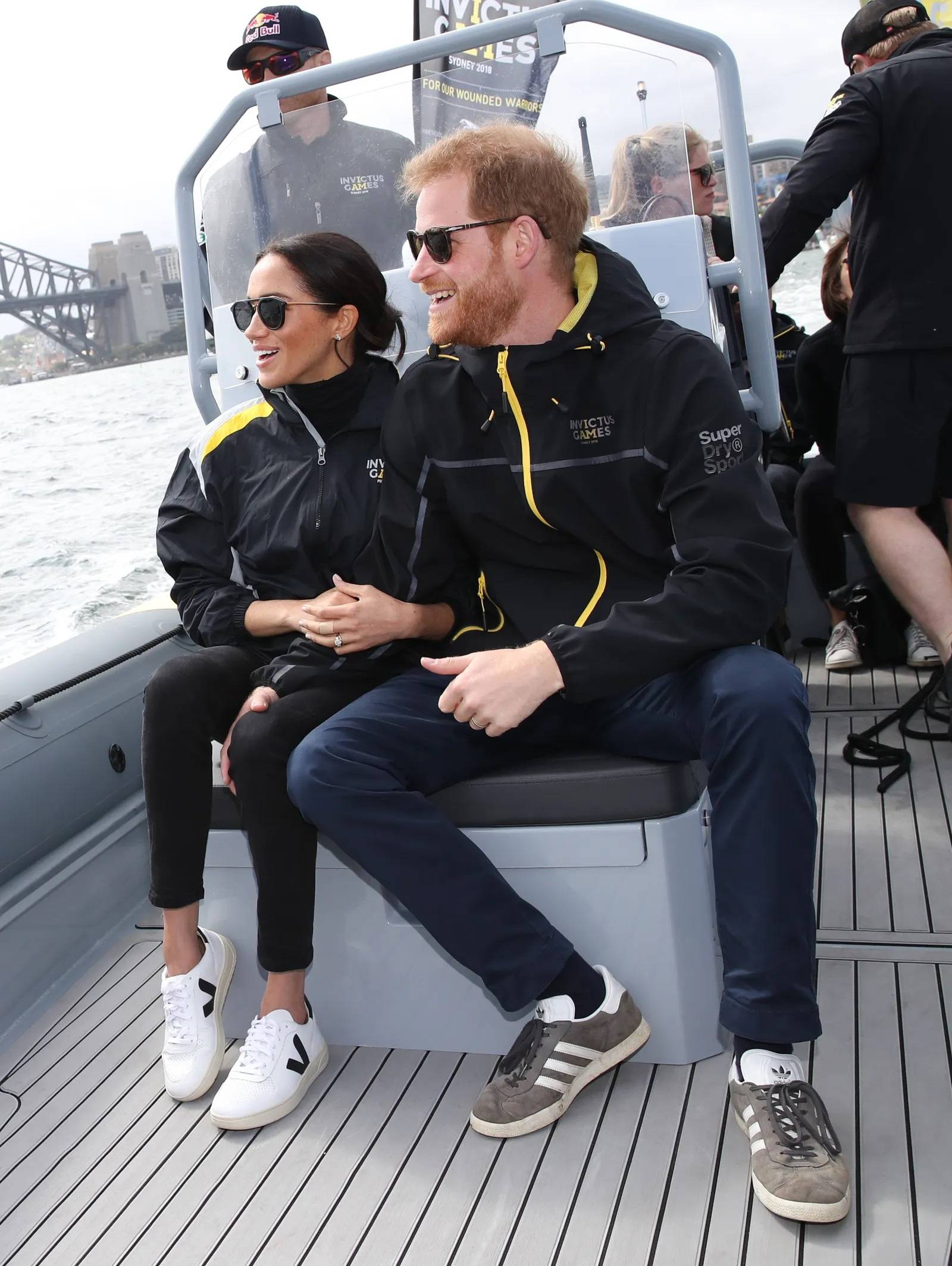 Meghan Markle w sneakersach V-10 marki Veja podczas oficjalnej wizyty w Sydney w 2018 r. (Fot. Chris Jackson/Getty Images)