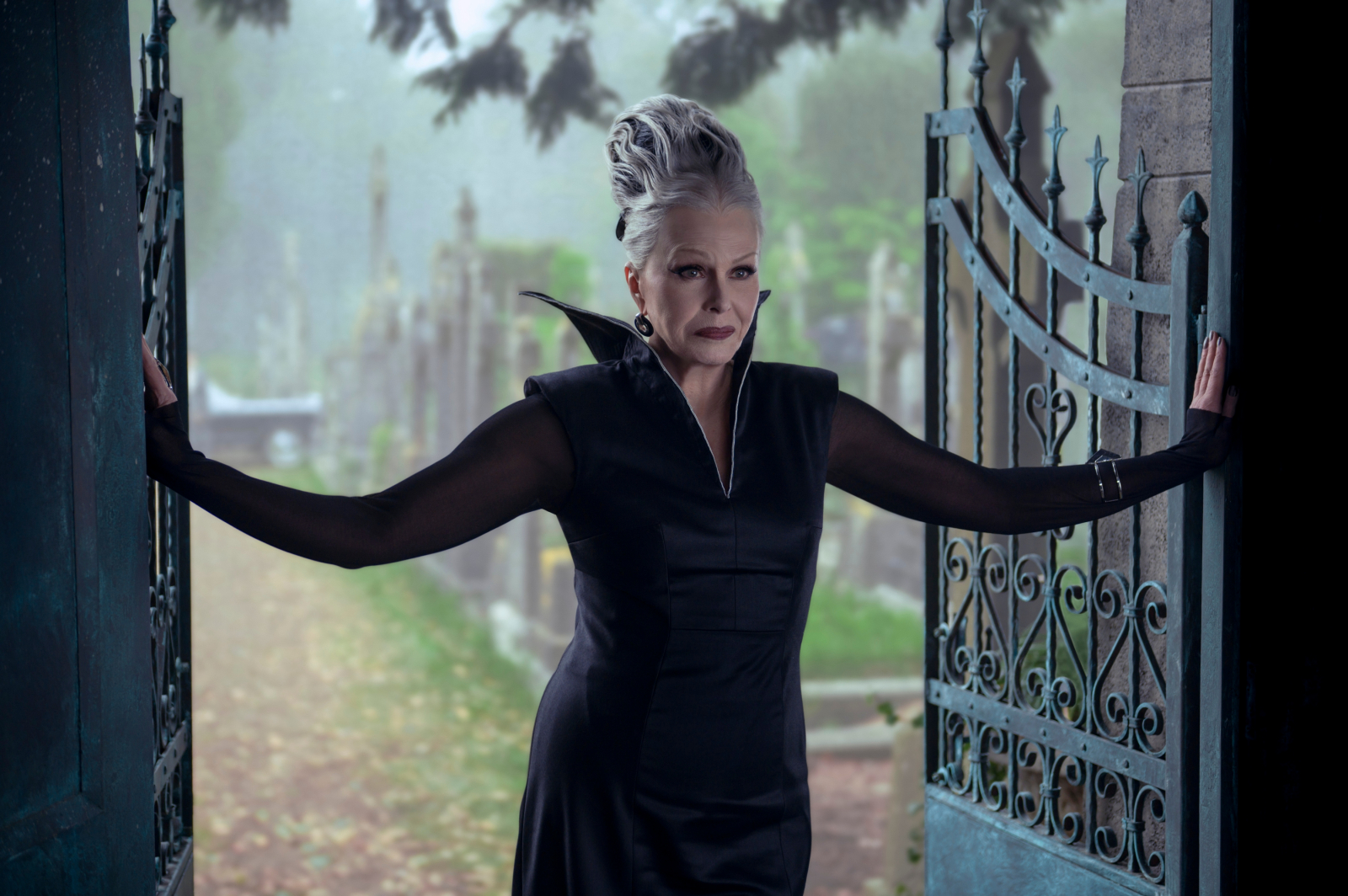 Joanna Lumley jako babcia Wednesday Addams w drugim sezonie serialu Netflix „Wednesday”, w mrocznym otoczeniu cmentarza.