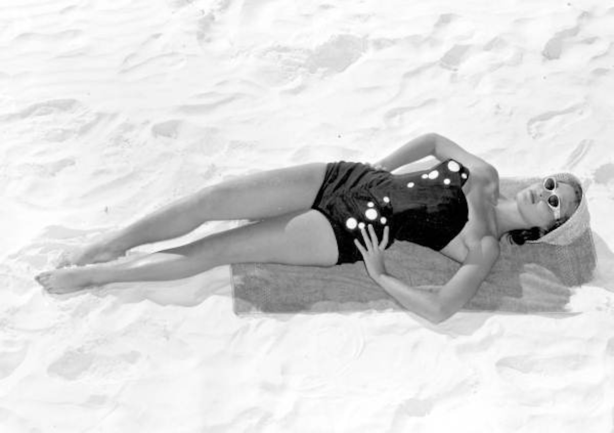 Pat Finn pozuje w stroju kąpielowym na plaży w Saint Andrews State Park w Miami, 1960 rok. (Fot. Domena publiczna)
