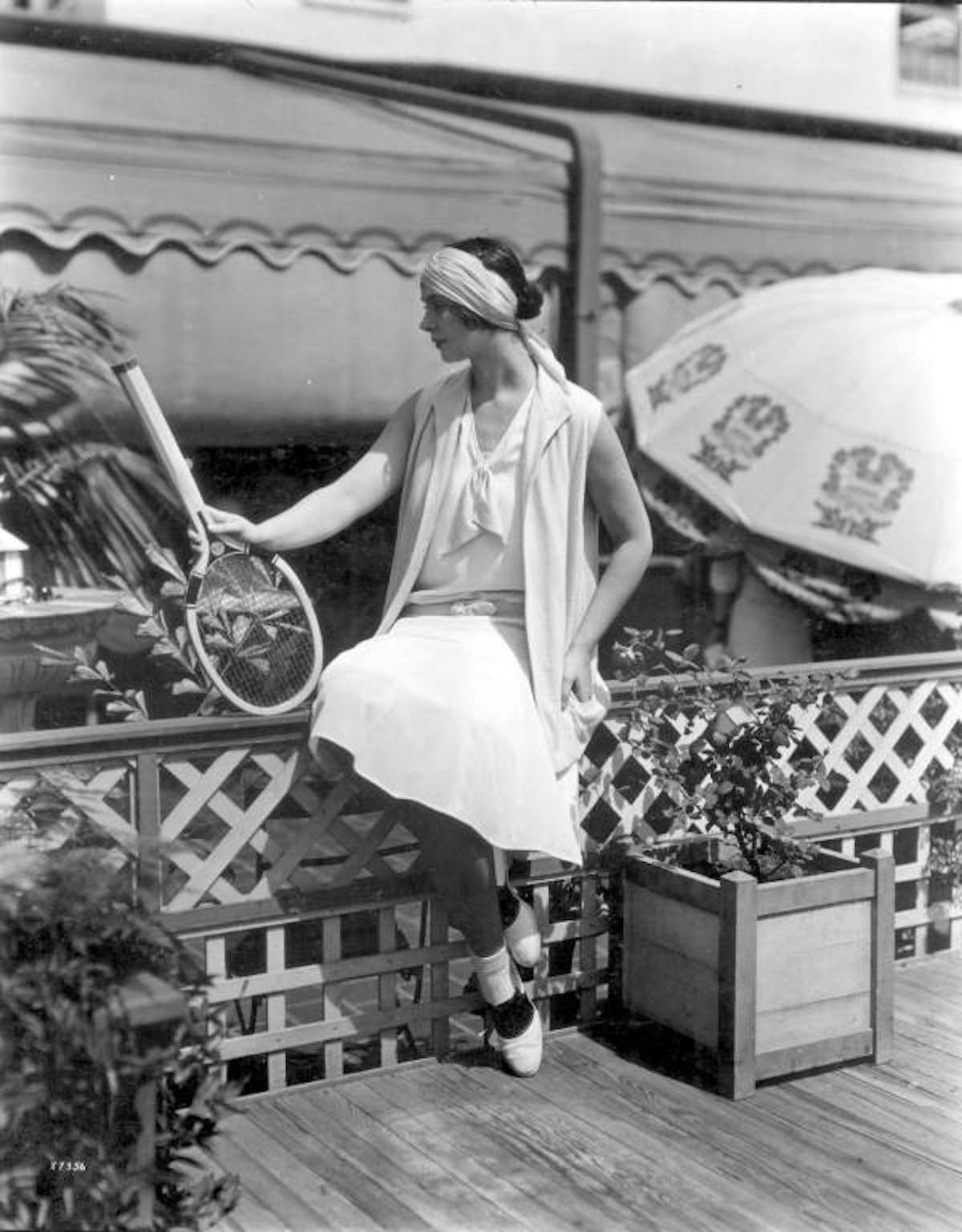 Modelka w stroju do tenisa, 1929 rok. (Fot. William Arthur Fishbaugh/Domena publiczna)