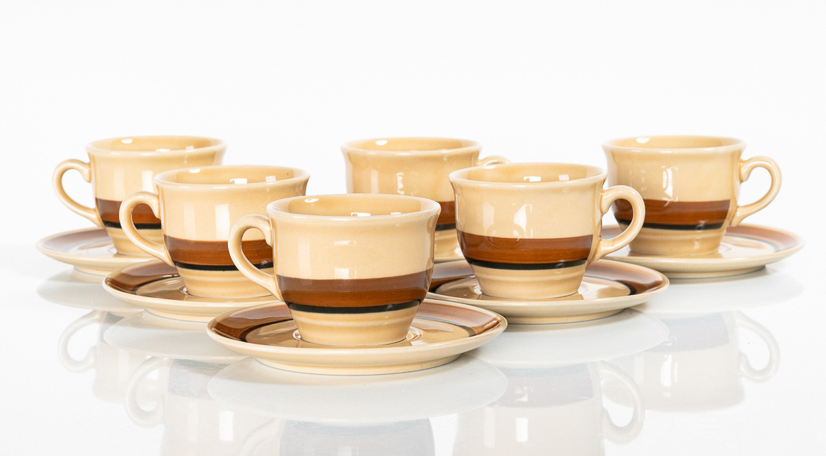 Komplet sześciu filiżanek ze spodkami wyprodukowany w Zakładach Porcelitu Stołowego „Pruszków”. Zdjęcie dzięki uprzejmości loftparts.pl Wacław Chochół