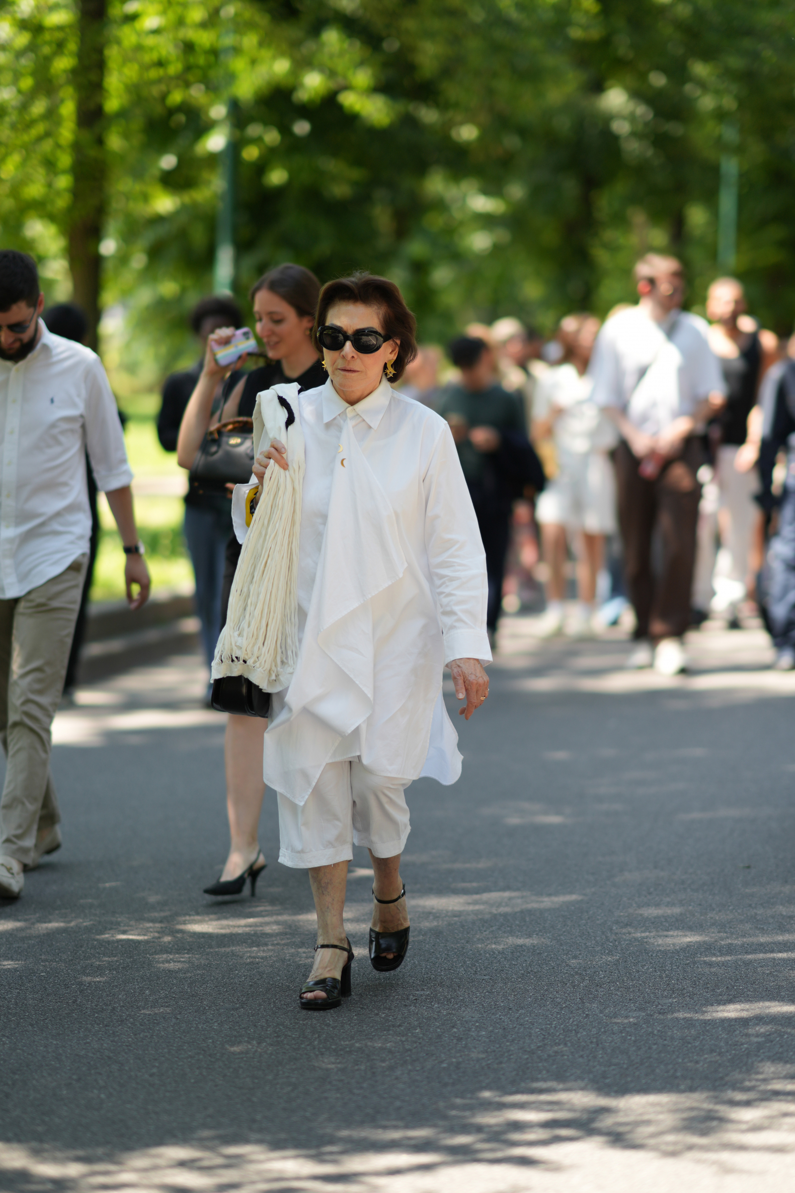Zwiewna biała sukienka i czarne buty na niskim obcasie to dowód na to, że przeciwieństwa w modzie się przyciągają (Fot. Alena Zakirova/Getty Images)