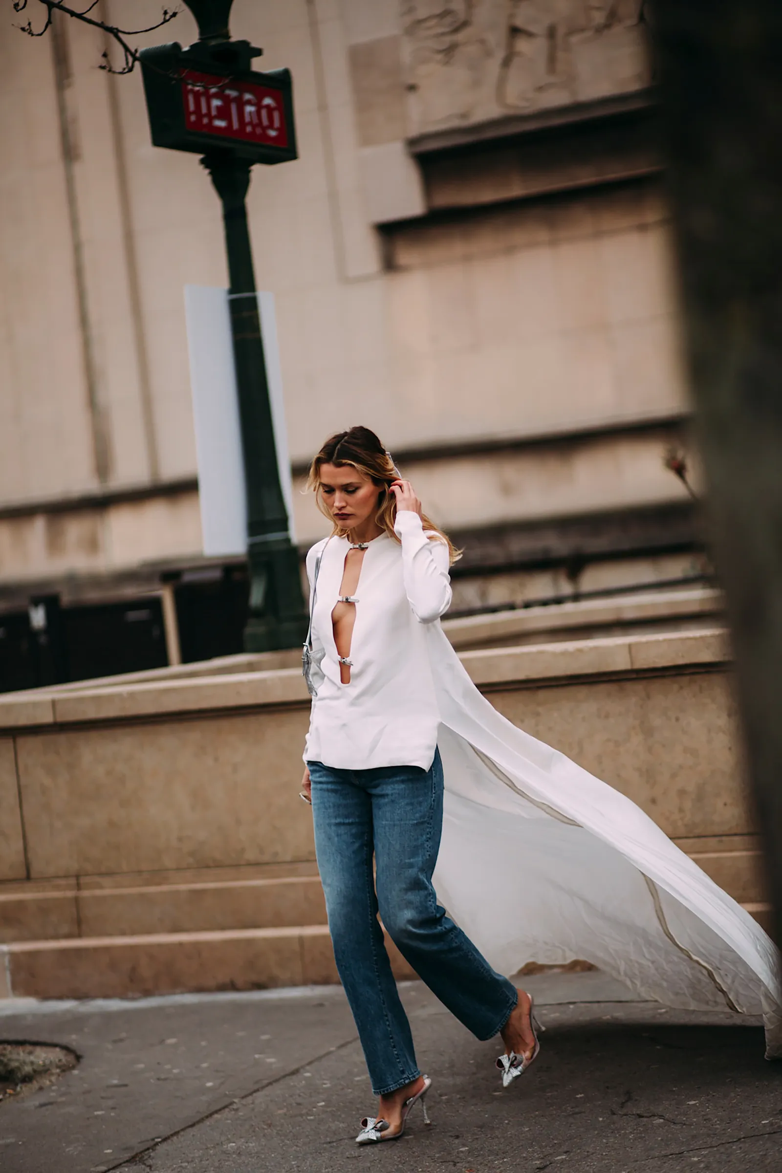 Latem 2025 roku miłośniczki mody podbijają street style lookami z długą bluzką boho w roli głównej / Fot. Spotlight. Launchmetrics