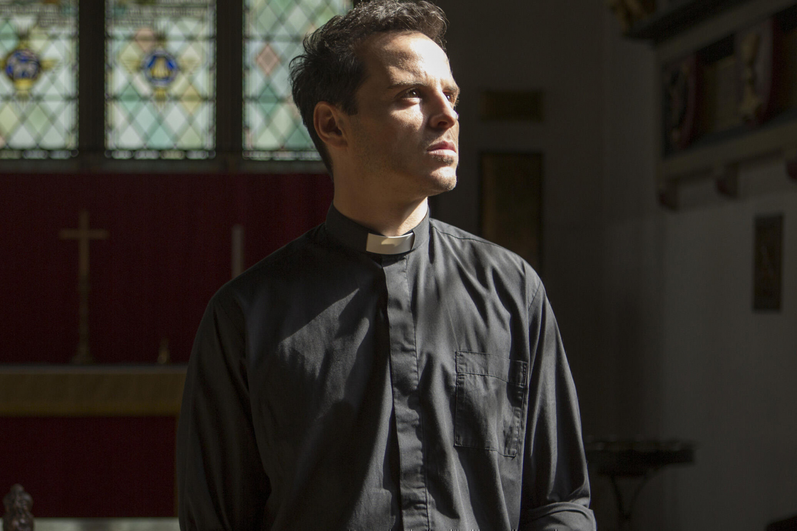 Andrew Scott w serialu „Fleabag” jako „hot priest . Czy pachniał Cardinalem? A mioże raczej Avignonem? (Fot. Materiały prasowe)