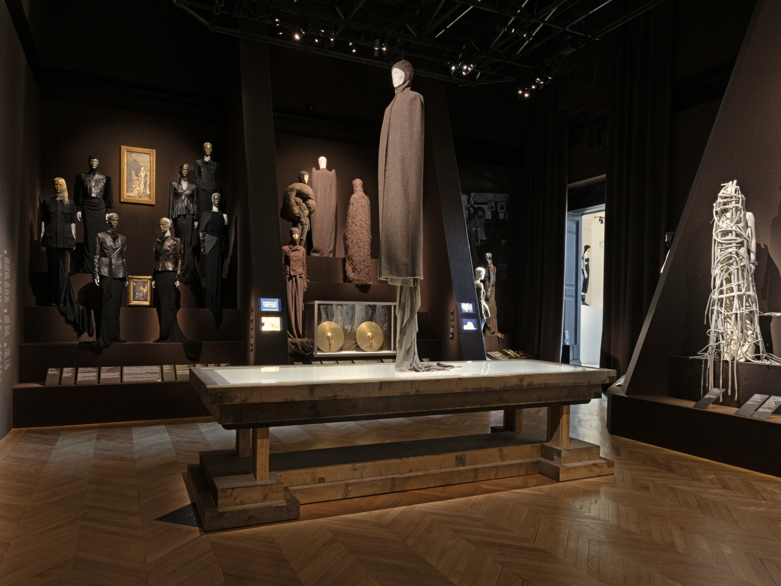 Wystawa „Rick Owens. Temple of Love” w Palais Galliera w Paryżu (Fot. ©Gautier Deblonde, Palais Galliera/Paris Musées)