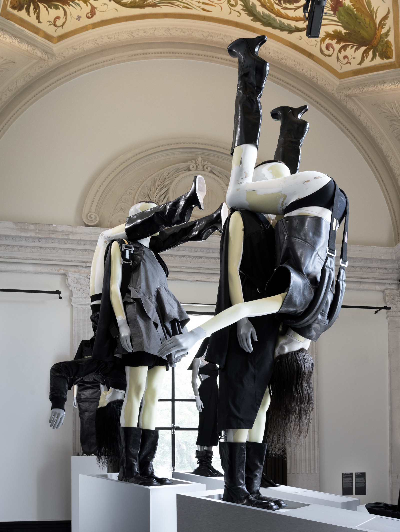 Wystawa „Rick Owens. Temple of Love” w Palais Galliera w Paryżu (Fot. ©Gautier Deblonde, Palais Galliera/Paris Musées)