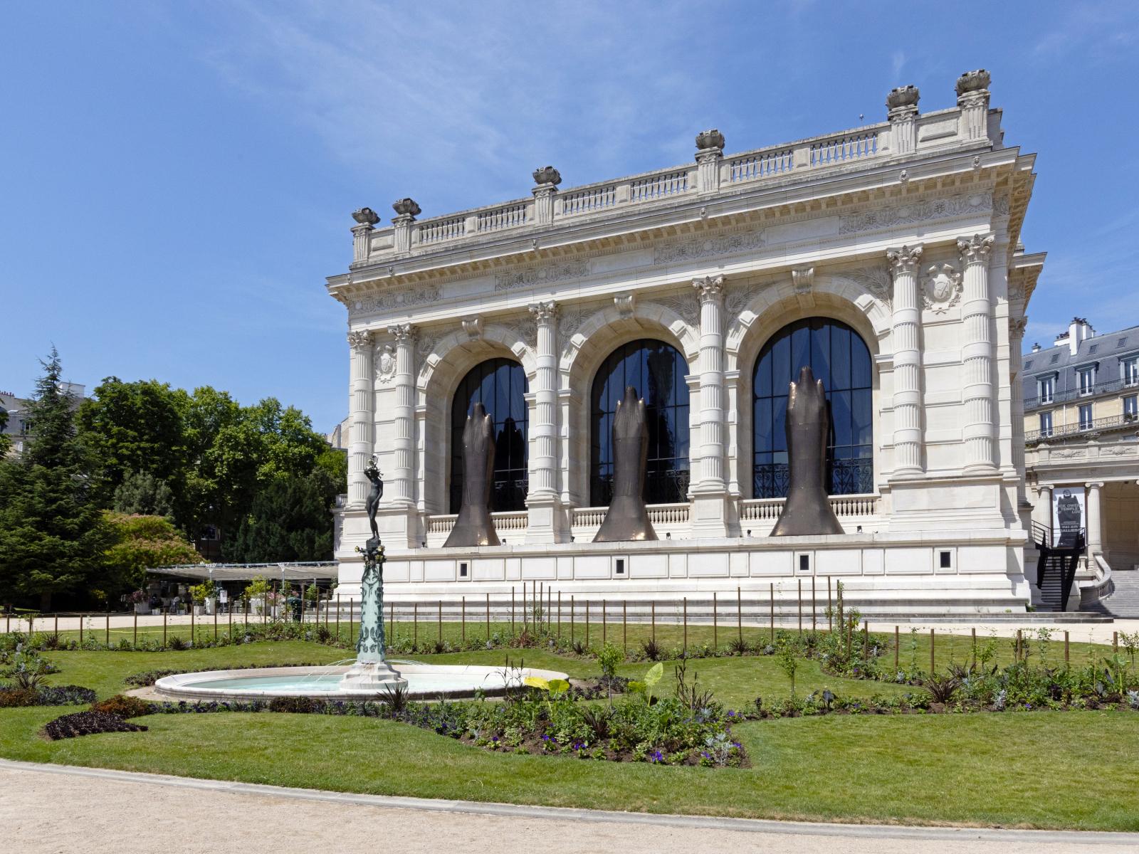 Gmach Palais Galliera z rzeźbami zasłoniętymi brunatną tkaniną (Fot. ©Gautier Deblonde, Palais Galliera/Paris Musées)