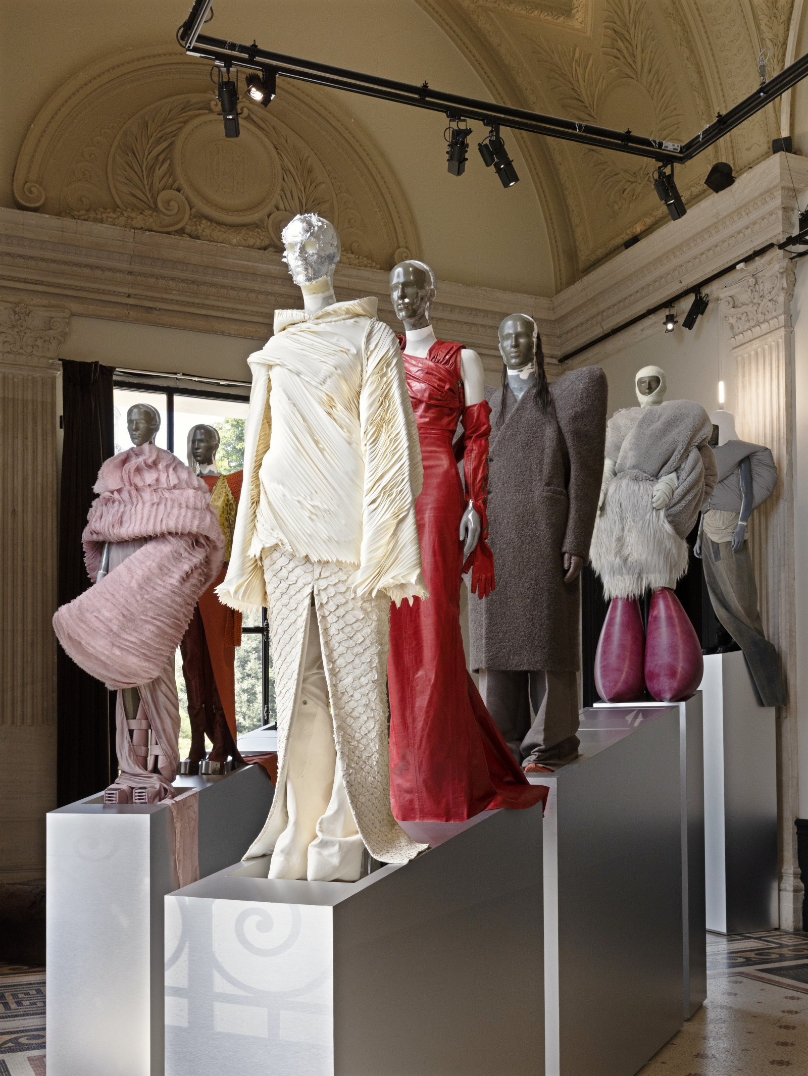 Wystawa „Rick Owens. Temple of Love” w Palais Galliera w Paryżu (Fot. ©Gautier Deblonde, Palais Galliera/Paris Musées)