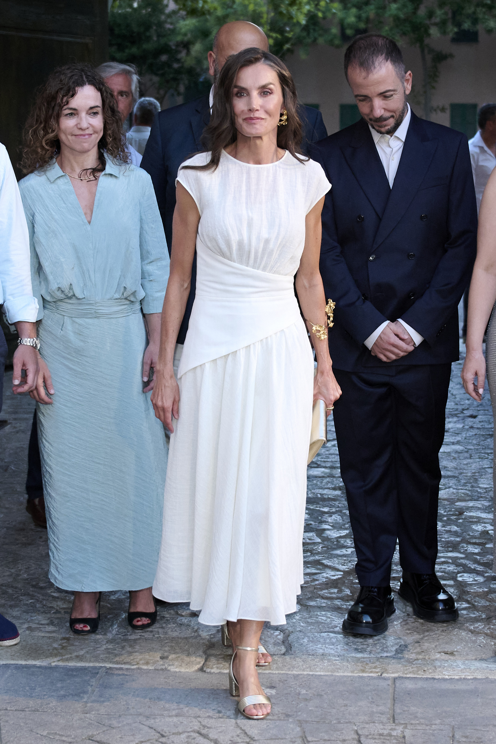 Hiszpańska monarchini wie, że złoto wspaniale rozświetla skórę i wakacyjne kreacje (Fot. Carlos Alvarez/Getty Images)