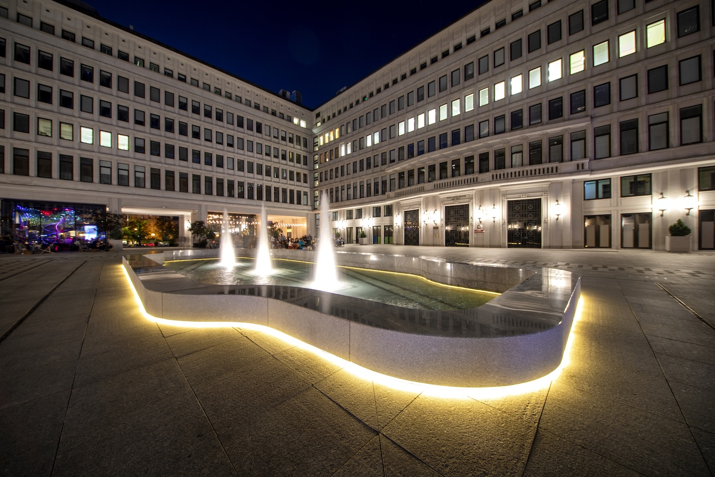 Dziedziniec z fontanną w Centrum Bankowo-Finansowym „Nowy Świat”.