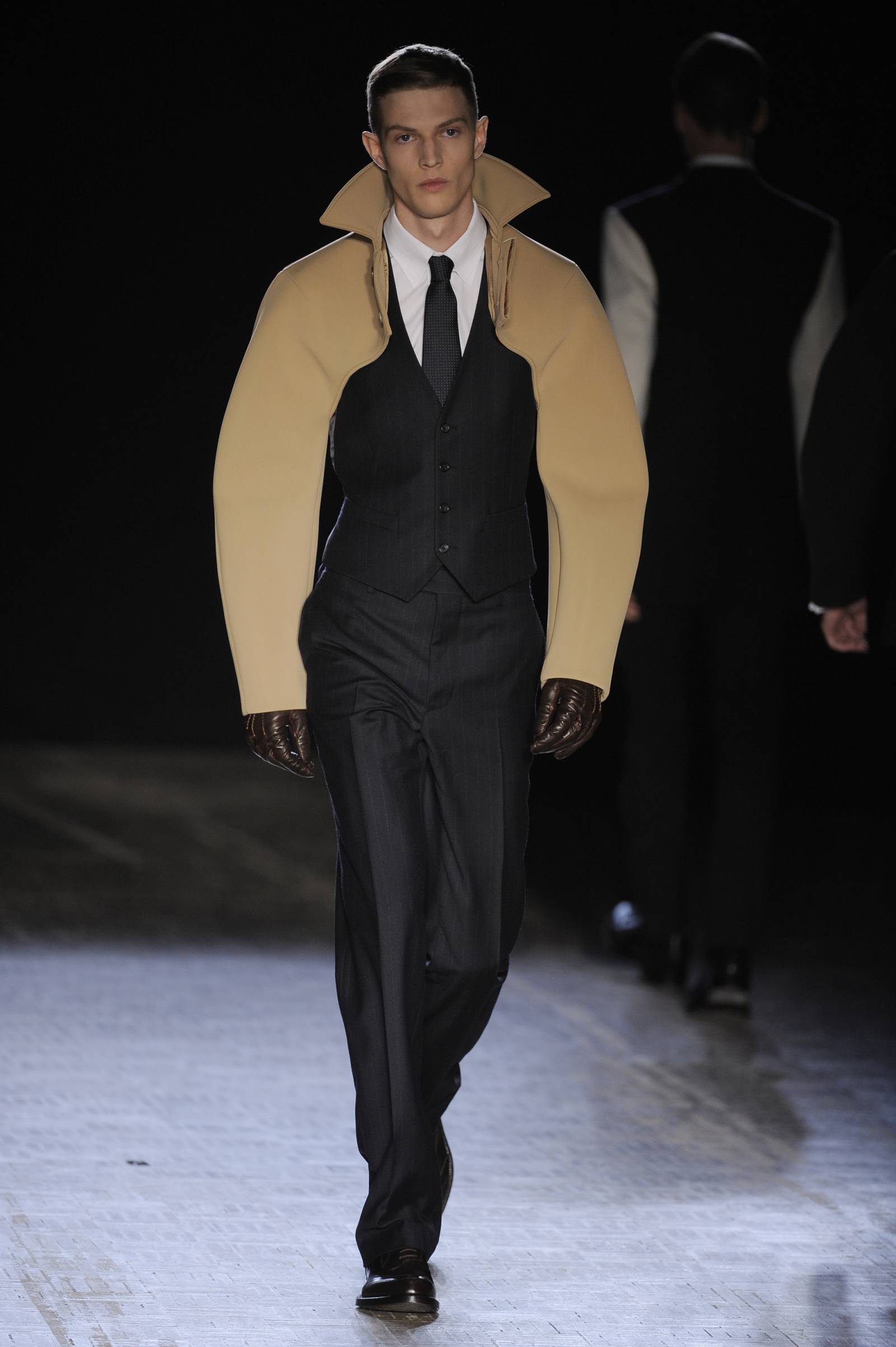 Raf Simons jesień-zima 2009 (Fot. Karl Prouse/Catwalking, Getty Images)