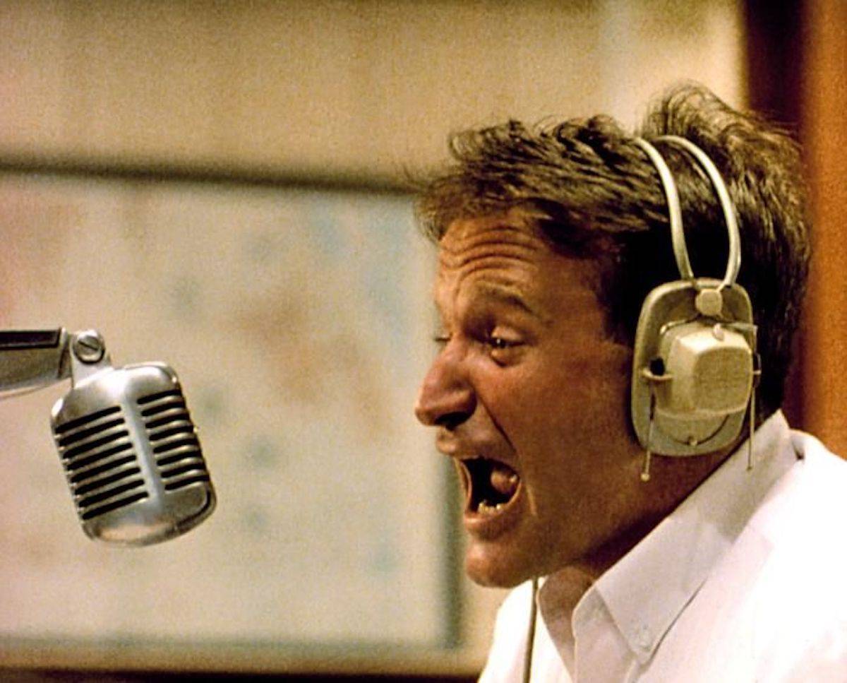 Robin Williams w filmie „Good Morning, Vietnam” podczas emocjonalnej audycji radiowej.