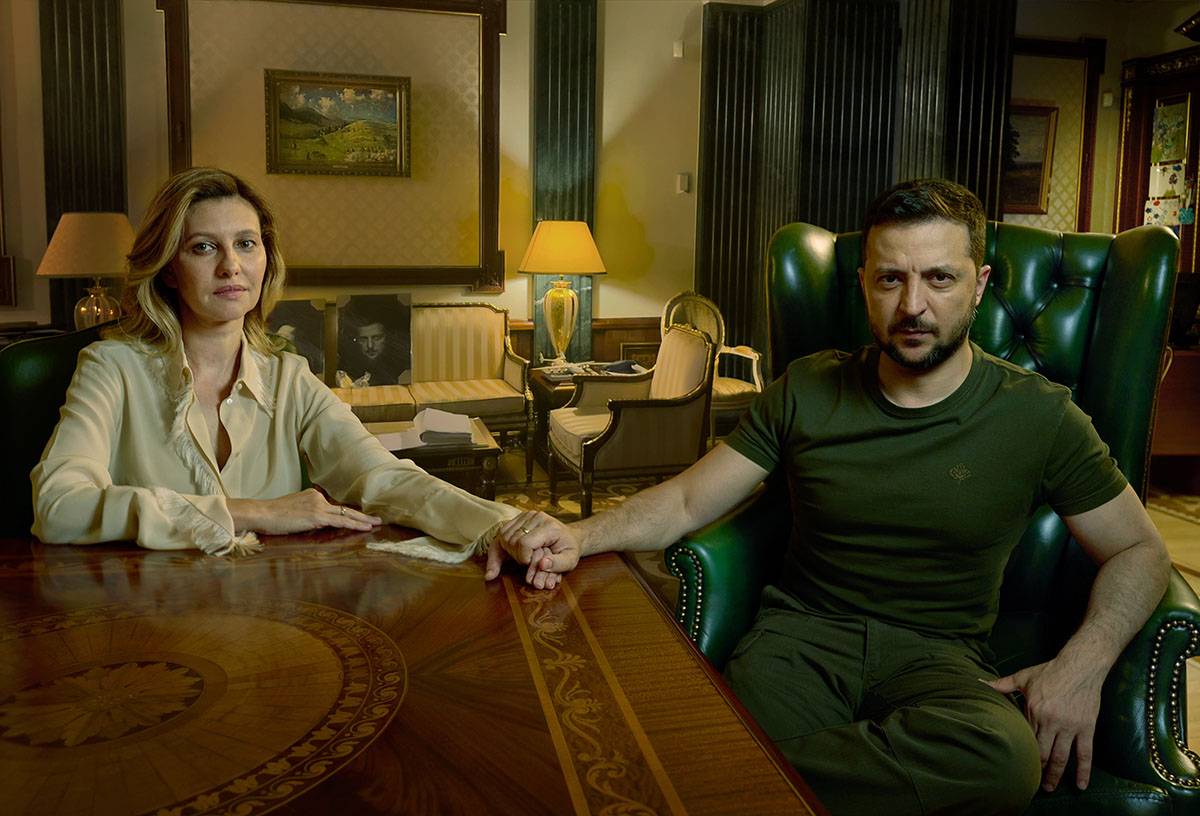 RAMIĘ W RAMIĘ, Ołena Zełenska i prezydent Wołodymyr Zełenski w kompleksie prezydenckim w Kijowie.(Fot. Annie Leibovitz, „Vogue US” październik 2022 rok)
