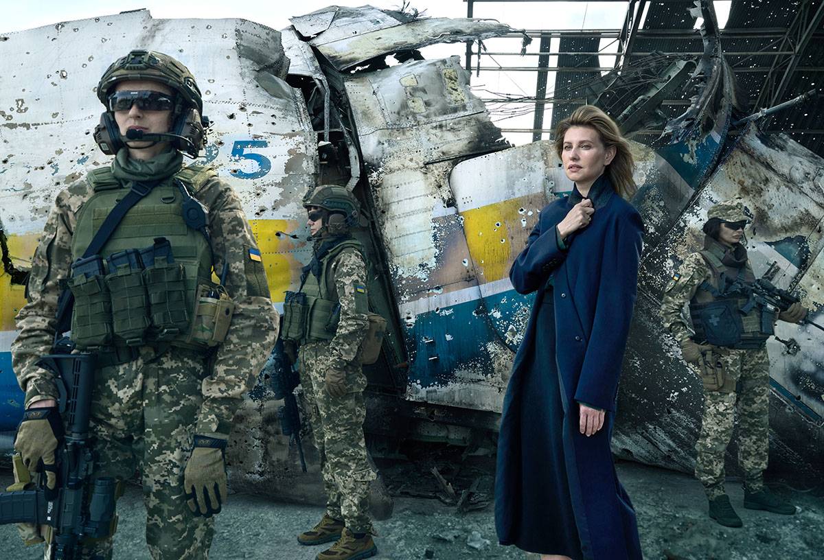 NIE PODDAWAĆ SIĘ, Zełenska na lotnisku Antonov w Hostomelu z grupą ukraińskich żołnierek. (Fot. Annie Leibovitz, „Vogue US” październik 2022 rok)