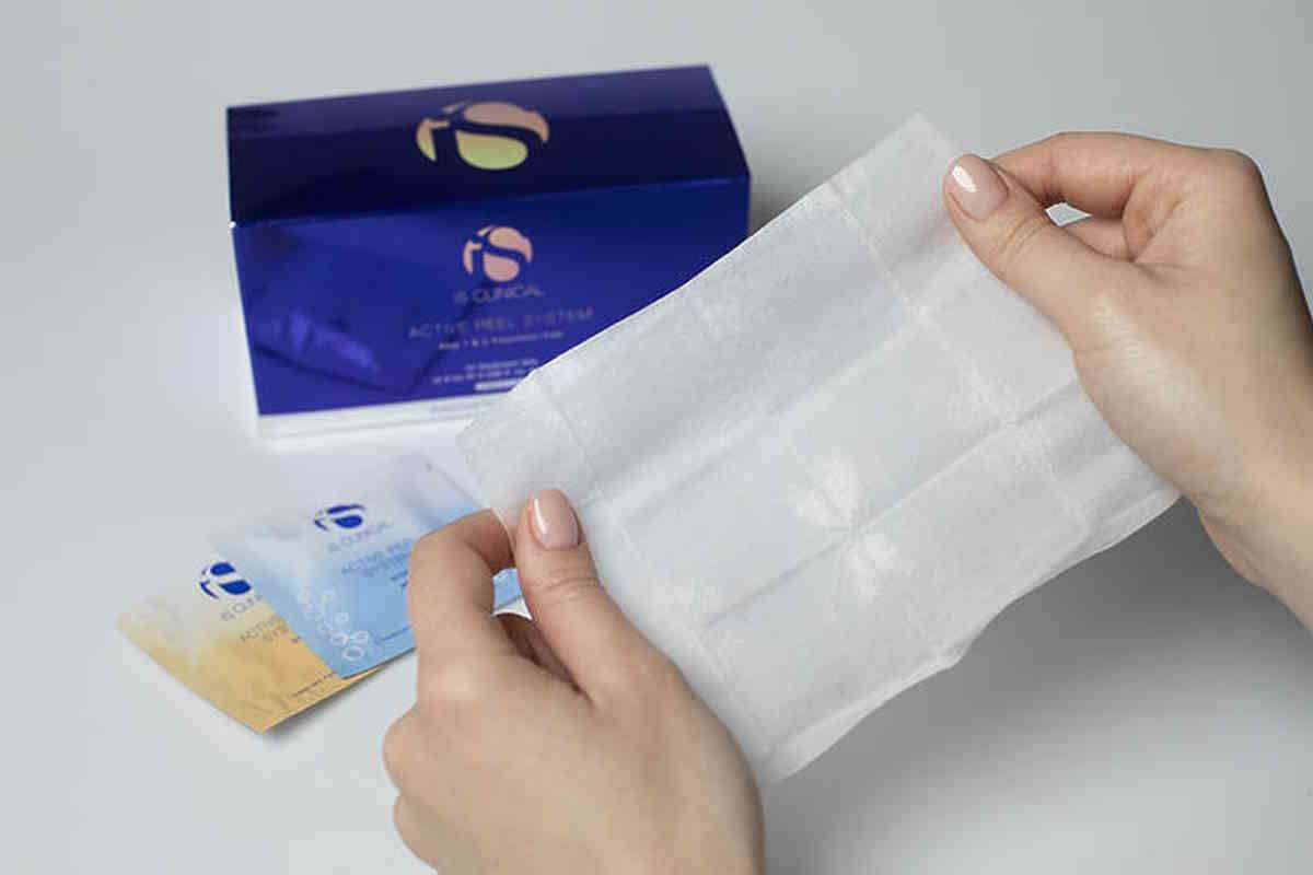 Kuracja iS Clinical Active Peel System. Produkty iS Clinical niwelują niedoskonałości cery i jednocześnie działają anti-aging, przywracając skórze zdrowe parametry. Dostępne na Topestetic.pl.