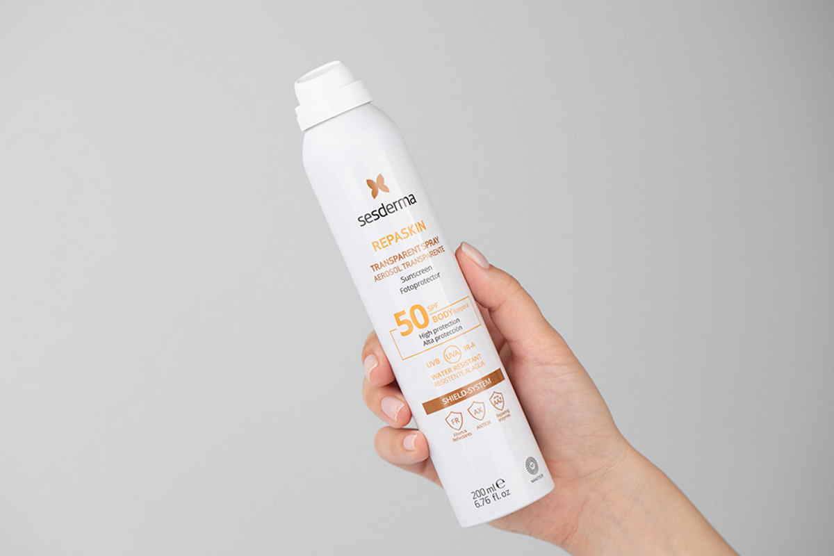 Sesderma Repaskin Transparent Spray Aerosol SPF 50+ Spray przeciwsłoneczny do ciała.