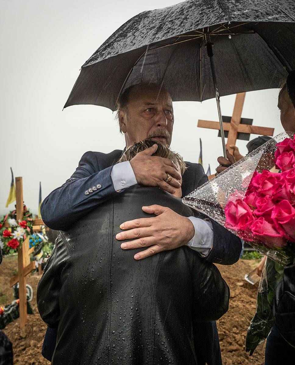 Ostatnie pożegnanie ojca i matki z synem – ukraińskim żołnierzem, zabitym przez wojska Federacji Rosyjskiej w bitwie o oswobodzenie wioski w pobliżu Charkowa. 21.05.2022 Charków (Fot. Patryk Jaracz)