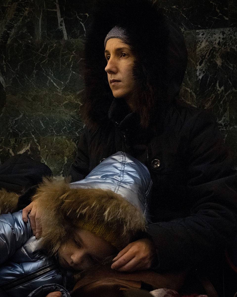 Matka z synem pierwszej nocy w kijowskim metrze, szukając schronienia przed rosyjskimi bombami. 25.02.2022 Kijów (fot. Patryk Jaracz)