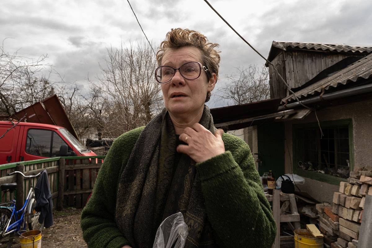 Klaudia z Hostomelu szukała wszędzie swojego syna: w szpitalach, na policji, w mieszkaniach oraz pośród ciał zabitych ludzi. 11.04.2022 Hostomel (fot. Patryk Jaracz)