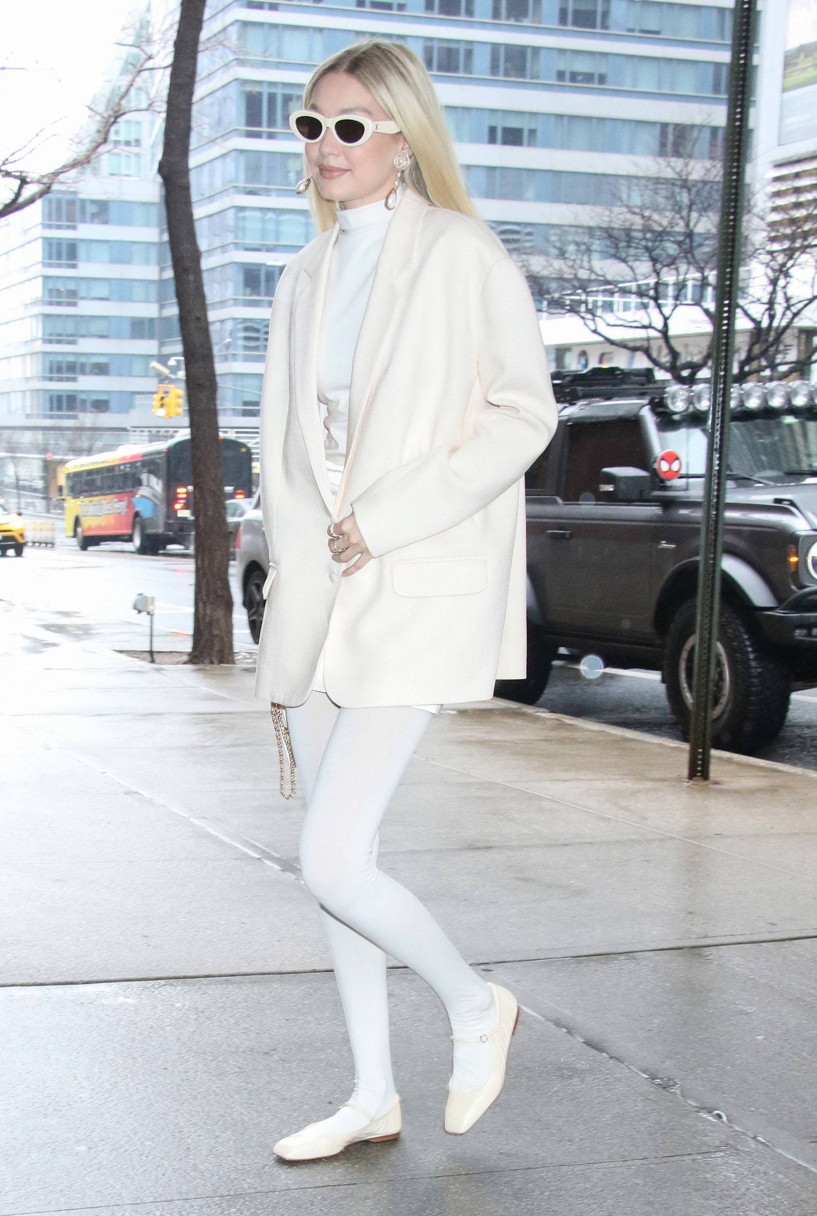 Gigi Hadid w białych rajstopach z pasującymi do nich butami Mary-Jane. (Fot. Getty Images)