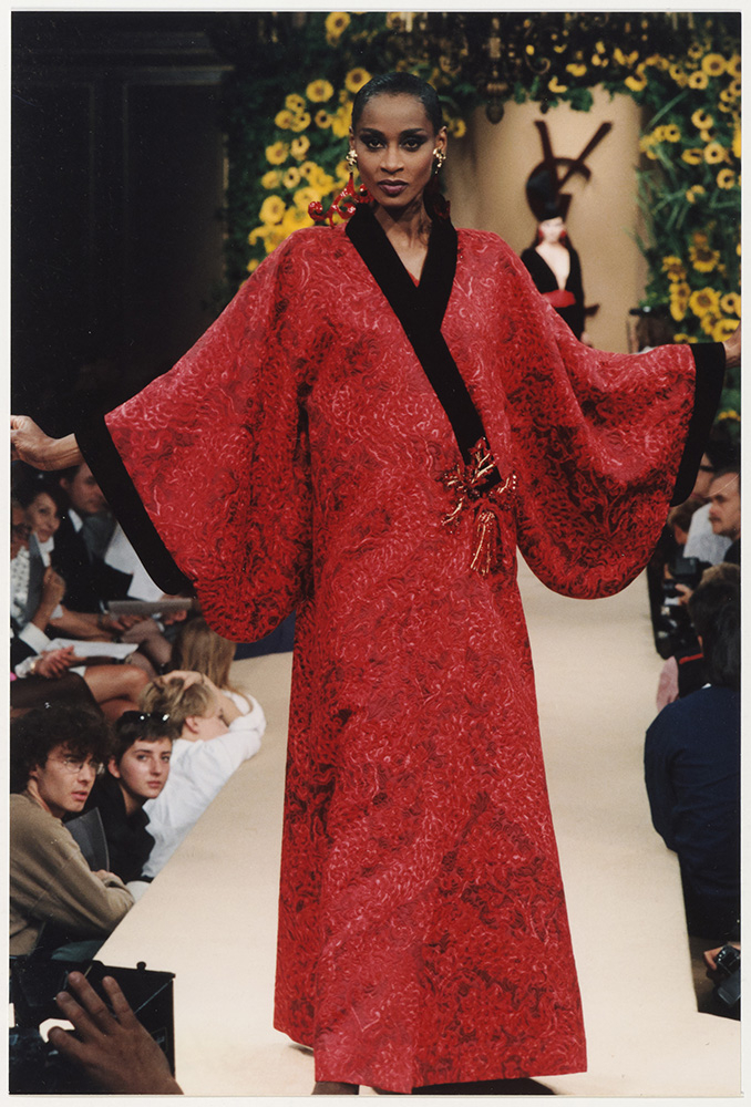 Pokaz kolekcji YSL haute couture jesień-zima 1994 rok (Fot. Guy Marineau)