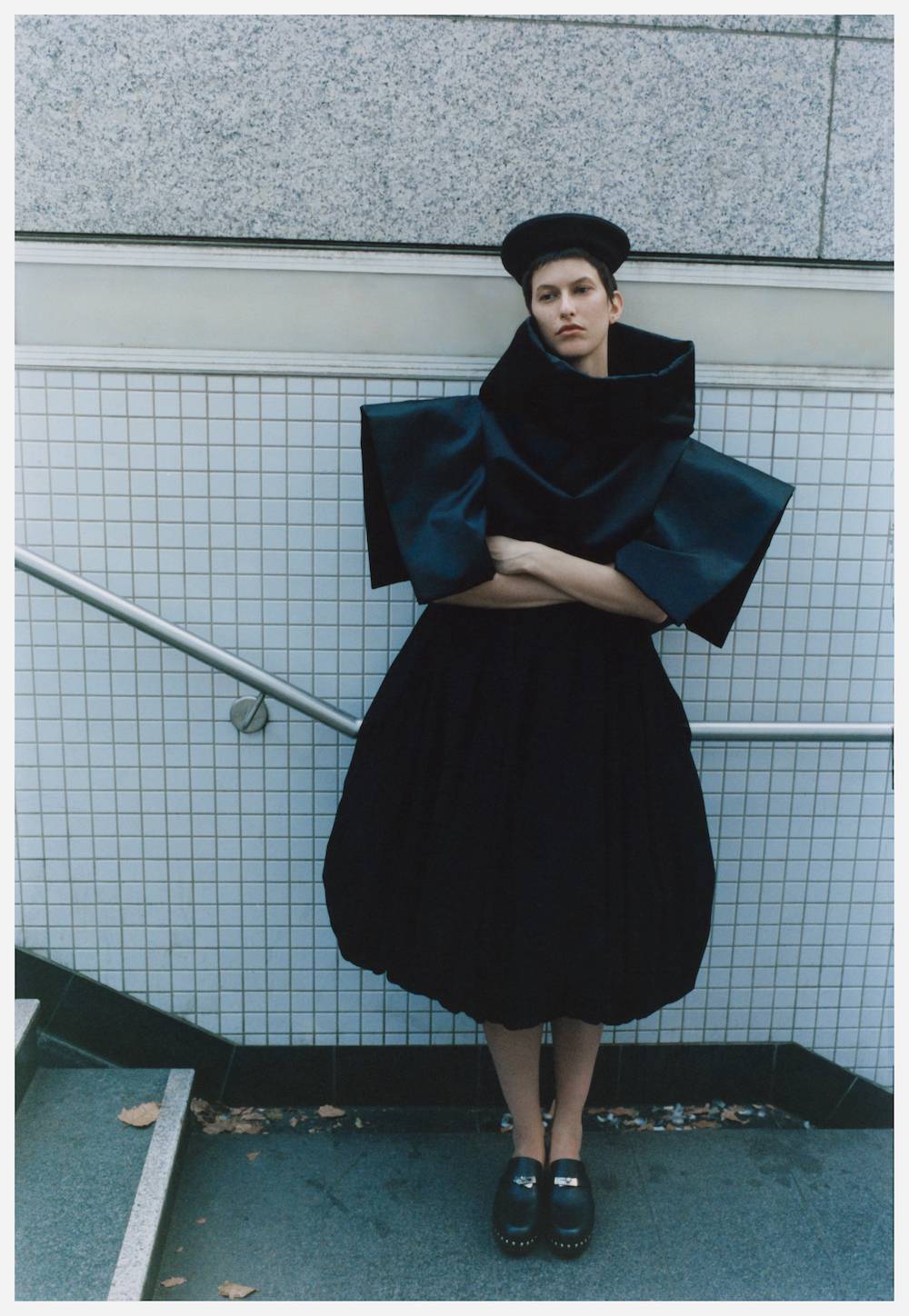 Sukienka Comme des Garçons, beret Ruslan Baginskiy, buty Hermès (Fot. Borys Synak/Made by Eight)